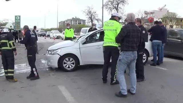 Minibüs ile otomobil çarpıştı: 1 yaralı Minibüs ile otomobil çarpıştı: 1 yaralı