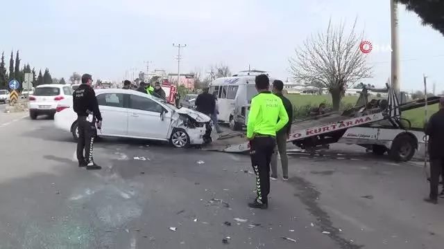Minibüs ile otomobil çarpıştı: 1 yaralı Minibüs ile otomobil çarpıştı: 1 yaralı