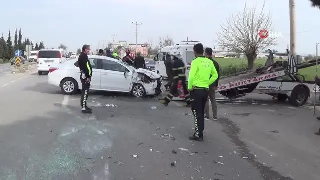 Minibüs ile otomobil çarpıştı: 1 yaralı Minibüs ile otomobil çarpıştı: 1 yaralı