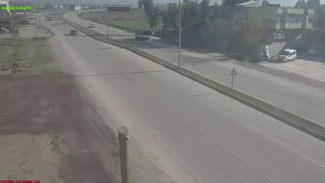 Minibüsün köpeğe çarpıp kaçması KGYS kamerasına yansıdı Minibüsün köpeğe çarpıp kaçması KGYS kamerasına yansıdı