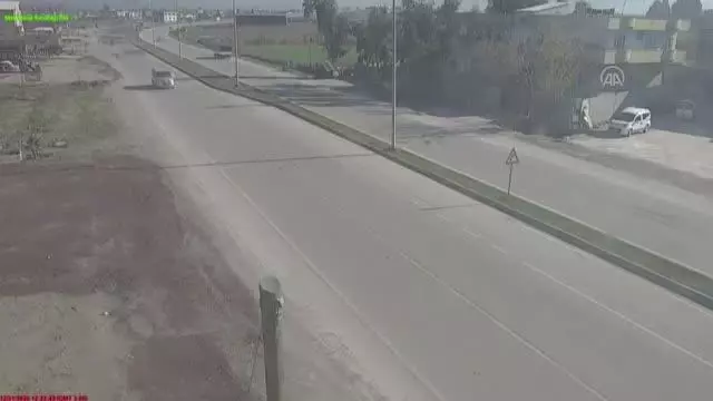 Minibüsün köpeğe çarpıp kaçması KGYS kamerasına yansıdı Minibüsün köpeğe çarpıp kaçması KGYS kamerasına yansıdı