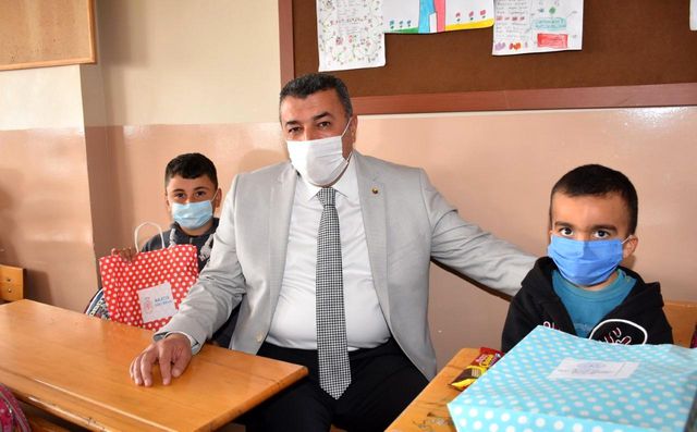 Son dakika gündem: Malatya'da öğrencilere kırtasiye yardımında bulunuldu Son dakika gündem: Malatya'da öğrencilere kırtasiye yardımında bulunuldu