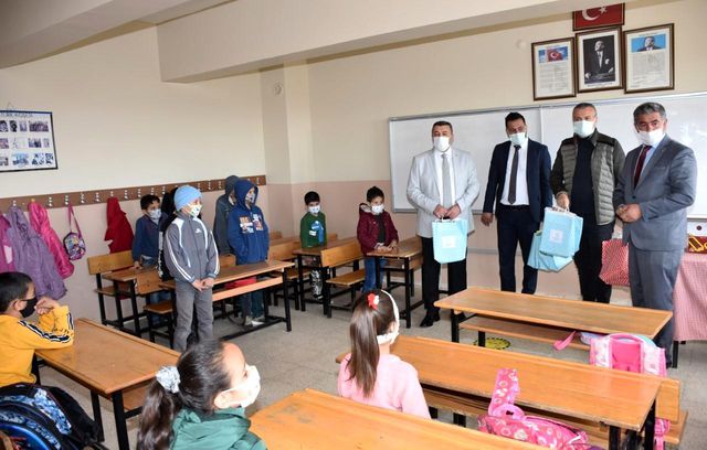 Son dakika gündem: Malatya'da öğrencilere kırtasiye yardımında bulunuldu Son dakika gündem: Malatya'da öğrencilere kırtasiye yardımında bulunuldu