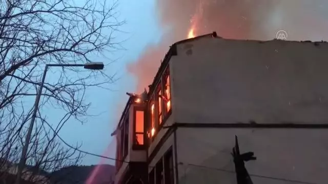 Osmangazi'de kullanılmayan binada yangın Osmangazi'de kullanılmayan binada yangın