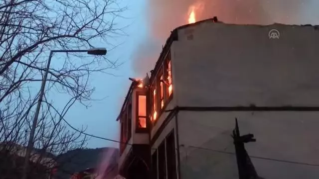 Osmangazi'de kullanılmayan binada yangın Osmangazi'de kullanılmayan binada yangın