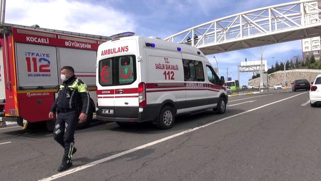 otomobil rampada yan yatinca trafik felc oldu 2 14063640 o