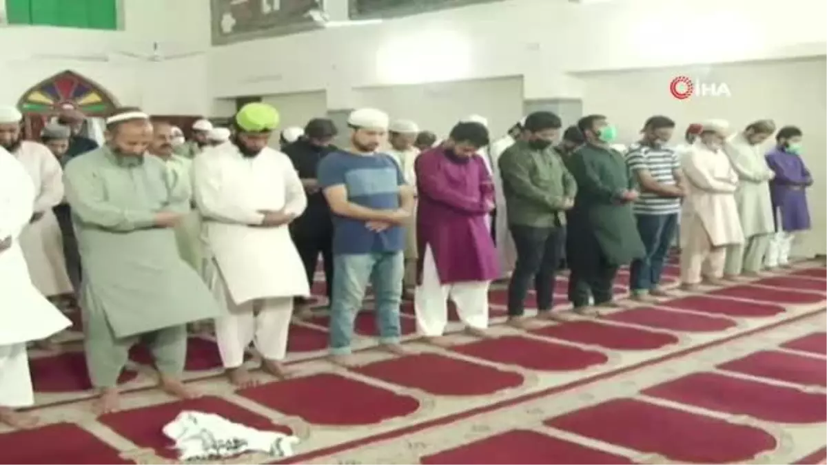 Pakistan'da ilk teravih kılındı