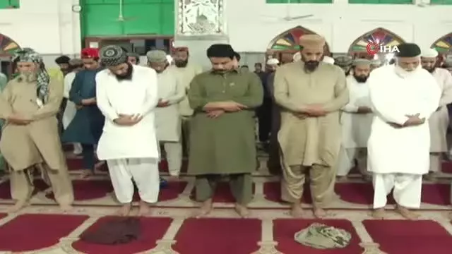 Pakistan'da ilk teravih kılındı