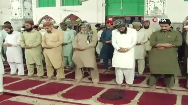 Pakistan'da ilk teravih kılındı