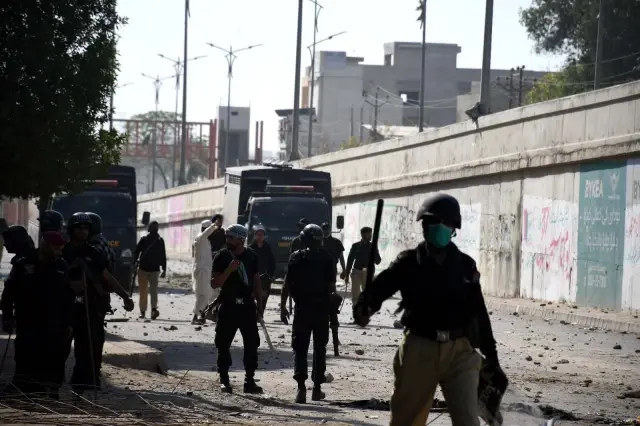 Pakistan'da sokaklar savaş alanına döndü: can kaybı 3'e yükseldiEn az 40 polis yaralandı