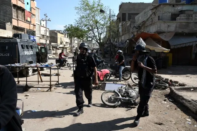 Pakistan'da sokaklar savaş alanına döndü: can kaybı 3'e yükseldiEn az 40 polis yaralandı