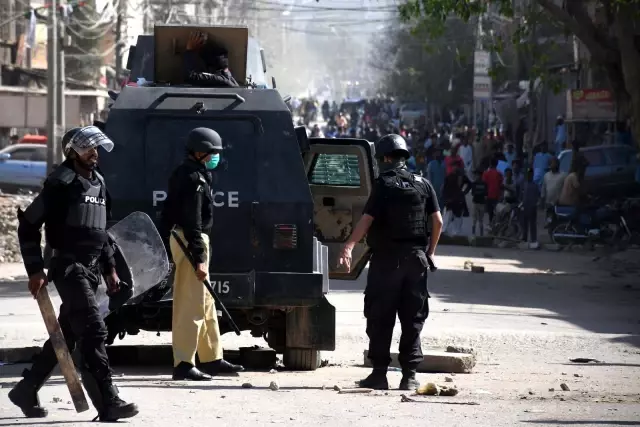 Pakistan'da sokaklar savaş alanına döndü: can kaybı 3'e yükseldiEn az 40 polis yaralandı