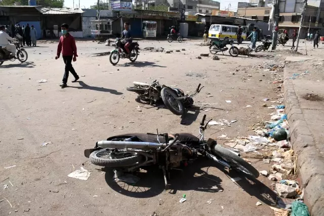 Pakistan'da sokaklar savaş alanına döndü: can kaybı 3'e yükseldiEn az 40 polis yaralandı