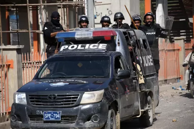 Pakistan'da sokaklar savaş alanına döndü: can kaybı 3'e yükseldiEn az 40 polis yaralandı