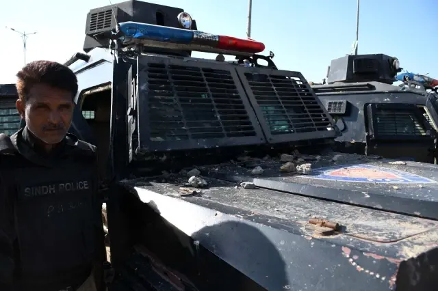 Pakistan'da sokaklar savaş alanına döndü: can kaybı 3'e yükseldiEn az 40 polis yaralandı