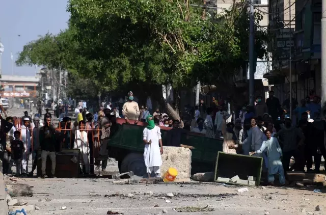 Pakistan'da sokaklar savaş alanına döndü: can kaybı 3'e yükseldiEn az 40 polis yaralandı