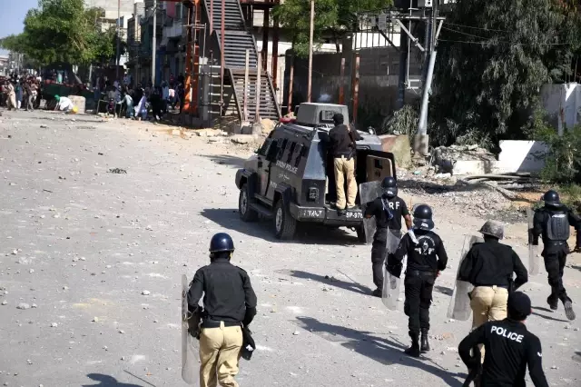 Pakistan'da sokaklar savaş alanına döndü: can kaybı 3'e yükseldiEn az 40 polis yaralandı