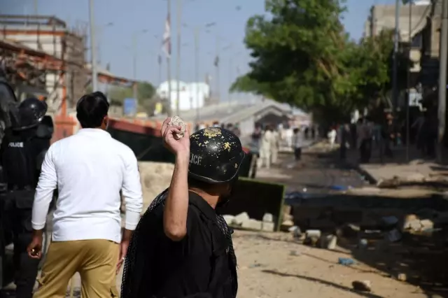 Pakistan'da sokaklar savaş alanına döndü: can kaybı 3'e yükseldiEn az 40 polis yaralandı