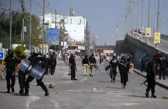 Pakistan'da sokaklar savaş alanına döndü: can kaybı 3'e yükseldiEn az 40 polis yaralandı