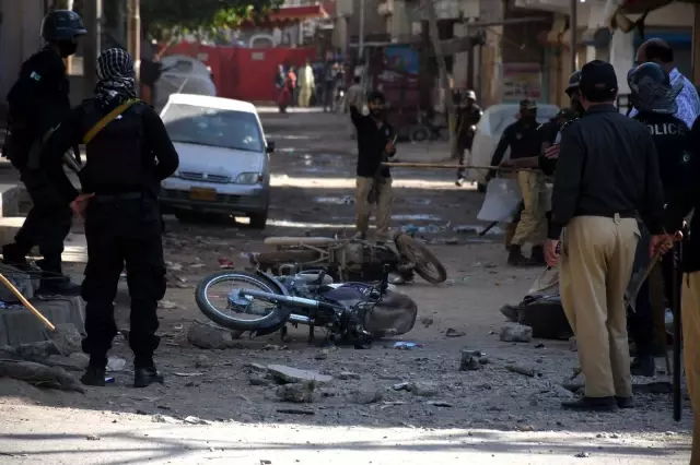 Pakistan'da sokaklar savaş alanına döndü: can kaybı 3'e yükseldiEn az 40 polis yaralandı