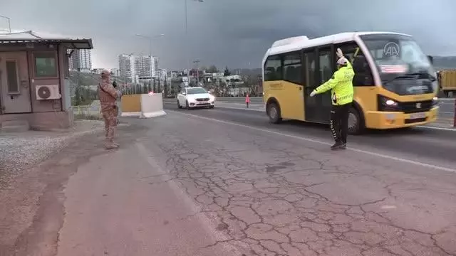 Son dakika haberleri... Polis ekipleri ilk iftarlarını görevlerinin başında açtı Son dakika haberleri... Polis ekipleri ilk iftarlarını görevlerinin başında açtı