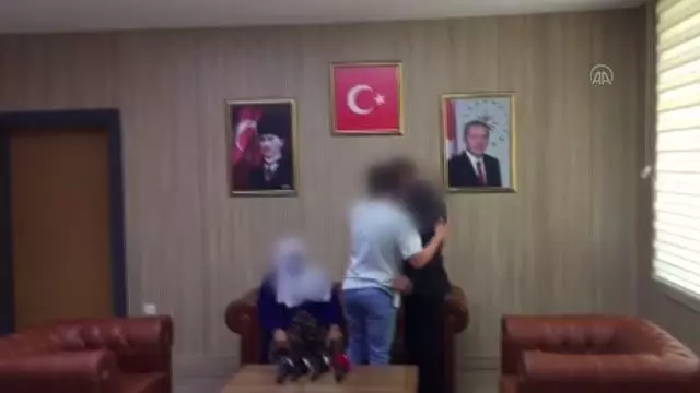 Gaziantep'te polisin ikna çalışması sonucu teslim olan terörist ailesiyle buluşturuldu Gaziantep'te polisin ikna çalışması sonucu teslim olan terörist ailesiyle buluşturuldu