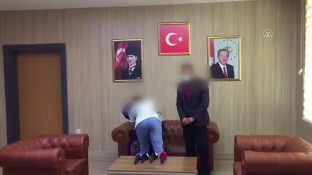 Gaziantep'te polisin ikna çalışması sonucu teslim olan terörist ailesiyle buluşturuldu Gaziantep'te polisin ikna çalışması sonucu teslim olan terörist ailesiyle buluşturuldu