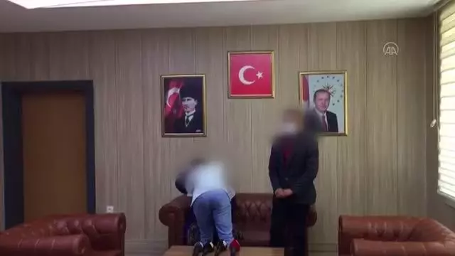 Gaziantep'te polisin ikna çalışması sonucu teslim olan terörist ailesiyle buluşturuldu Gaziantep'te polisin ikna çalışması sonucu teslim olan terörist ailesiyle buluşturuldu
