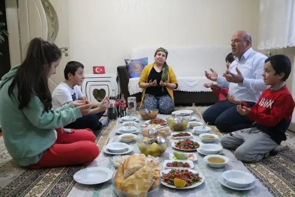 RAMAZANIN İLK İFTARI HAKKARİ'DE AÇIDI RAMAZANIN İLK İFTARI HAKKARİ'DE AÇIDI