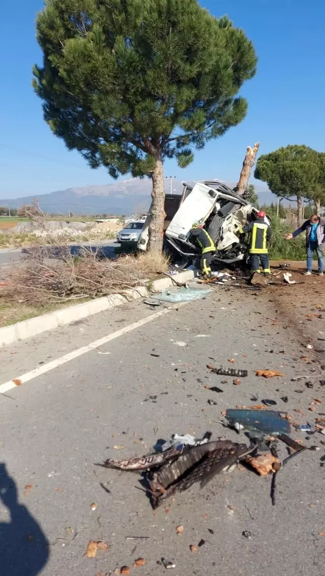 Refüjdeki ağacı devirdi, hurdaya dönen kamyonetten yaralı kurtuldu Refüjdeki ağacı devirdi, hurdaya dönen kamyonetten yaralı kurtuldu