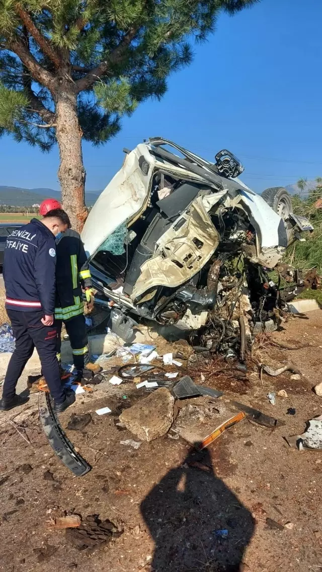 Refüjdeki ağacı devirdi, hurdaya dönen kamyonetten yaralı kurtuldu Refüjdeki ağacı devirdi, hurdaya dönen kamyonetten yaralı kurtuldu
