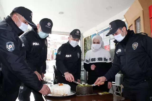 Rehin alma ihbarına giden polis ekiplerine sürpriz kutlama Rehin alma ihbarına giden polis ekiplerine sürpriz kutlama