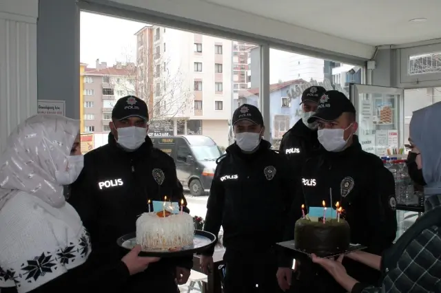 Rehin alma ihbarına giden polis ekiplerine sürpriz kutlama Rehin alma ihbarına giden polis ekiplerine sürpriz kutlama