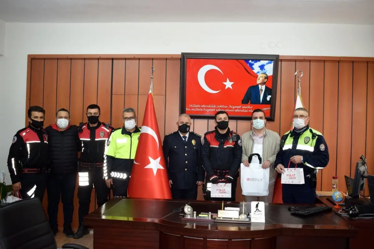 Salihli'de motorize ekiplere güneş gözlüğü jesti
