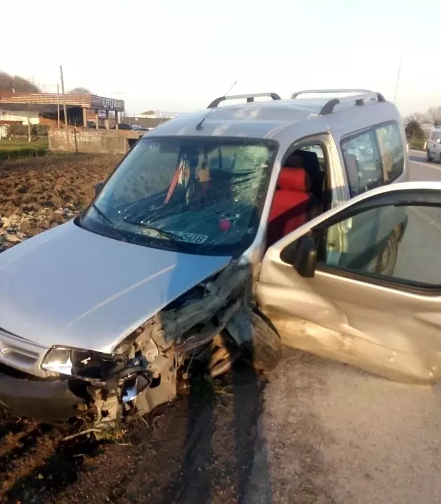 Samsun'da otomobil aydınlatma direğine çarptı: 1 yaralı Samsun'da otomobil aydınlatma direğine çarptı: 1 yaralı