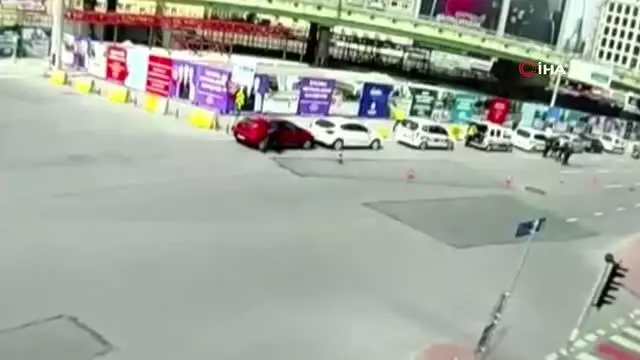 Şişli'de polisi görünce kaçan şüpheli metro istasyonunda yakalandı...Kovalamaca anları kamerada Şişli'de polisi görünce kaçan şüpheli metro istasyonunda yakalandı...Kovalamaca anları kamerada