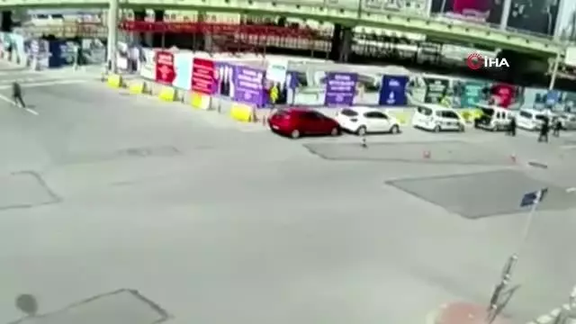 Şişli'de polisi görünce kaçan şüpheli metro istasyonunda yakalandı...Kovalamaca anları kamerada Şişli'de polisi görünce kaçan şüpheli metro istasyonunda yakalandı...Kovalamaca anları kamerada
