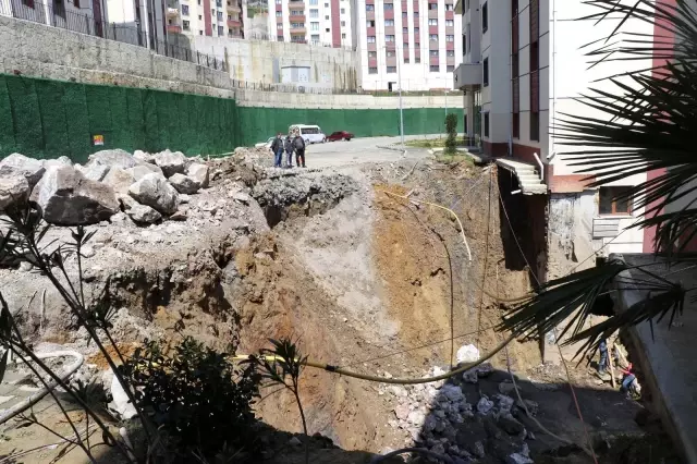 Sitenin yolu çöktü, mahalleli korku dolu anlar yaşadı Sitenin yolu çöktü, mahalleli korku dolu anlar yaşadı