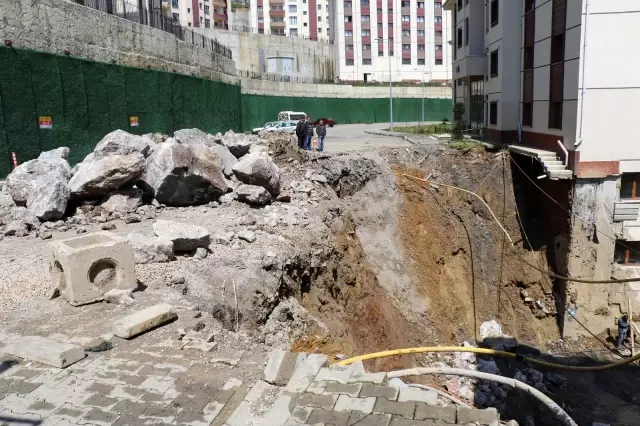 Sitenin yolu çöktü, mahalleli korku dolu anlar yaşadı Sitenin yolu çöktü, mahalleli korku dolu anlar yaşadı