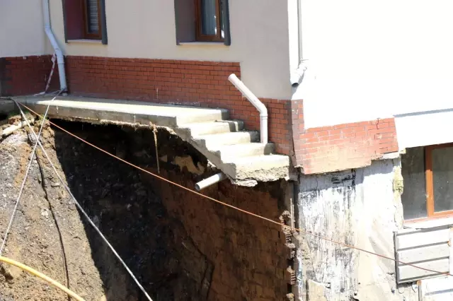 Sitenin yolu çöktü, mahalleli korku dolu anlar yaşadı Sitenin yolu çöktü, mahalleli korku dolu anlar yaşadı