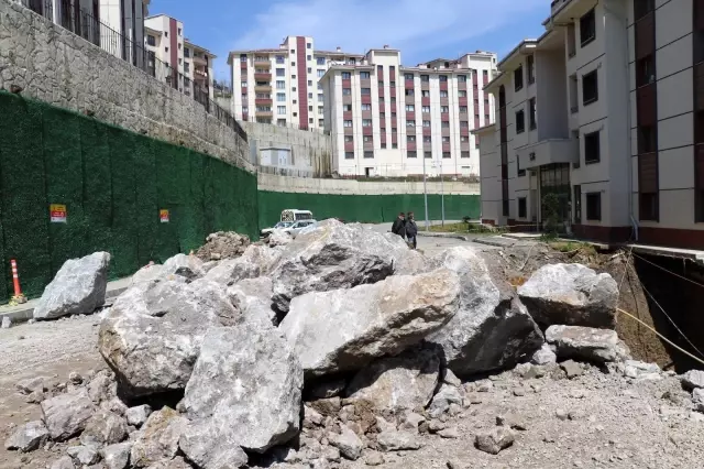 Sitenin yolu çöktü, mahalleli korku dolu anlar yaşadı Sitenin yolu çöktü, mahalleli korku dolu anlar yaşadı