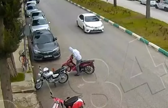Osmaniye'de 10 gün içerisinde 13 defa hırsızlık yapan zanlı önce kameralara sonra polise yakalandı Osmaniye'de 10 gün içerisinde 13 defa hırsızlık yapan zanlı önce kameralara sonra polise yakalandı
