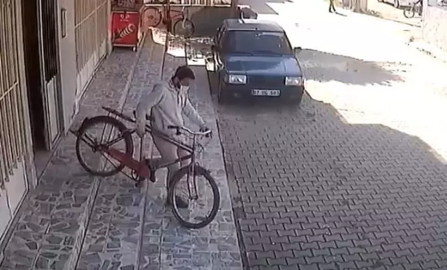 Osmaniye'de 10 gün içerisinde 13 defa hırsızlık yapan zanlı önce kameralara sonra polise yakalandı Osmaniye'de 10 gün içerisinde 13 defa hırsızlık yapan zanlı önce kameralara sonra polise yakalandı