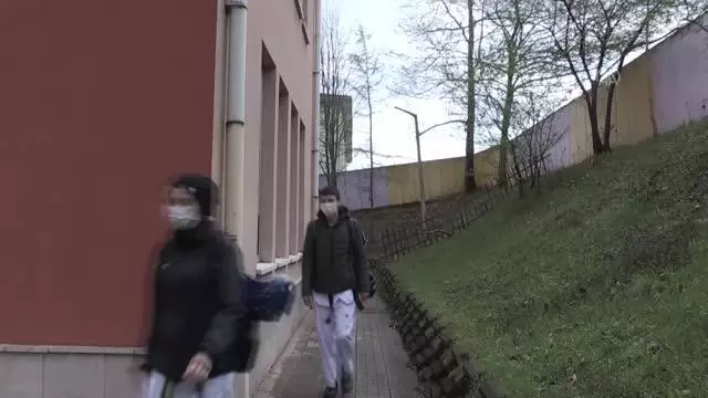 Tekvando antrenörü Hakan öğretmen okulun bodrum katında milli sporcular yetiştiriyor Tekvando antrenörü Hakan öğretmen okulun bodrum katında milli sporcular yetiştiriyor