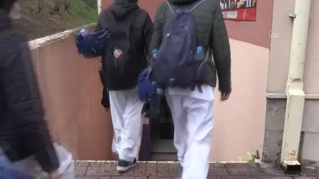 Tekvando antrenörü Hakan öğretmen okulun bodrum katında milli sporcular yetiştiriyor Tekvando antrenörü Hakan öğretmen okulun bodrum katında milli sporcular yetiştiriyor