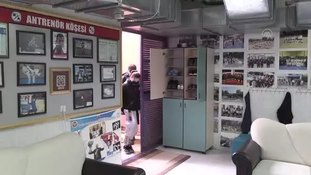 Tekvando antrenörü Hakan öğretmen okulun bodrum katında milli sporcular yetiştiriyor Tekvando antrenörü Hakan öğretmen okulun bodrum katında milli sporcular yetiştiriyor