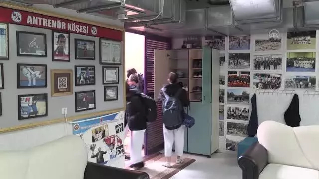 Tekvando antrenörü Hakan öğretmen okulun bodrum katında milli sporcular yetiştiriyor Tekvando antrenörü Hakan öğretmen okulun bodrum katında milli sporcular yetiştiriyor