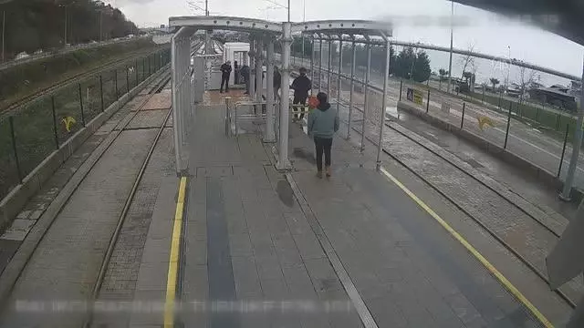 Tramvay beklerken kalp krizi geçiren kişiyi güvenlik görevlisi kalp masajı yaparak kurtardı Tramvay beklerken kalp krizi geçiren kişiyi güvenlik görevlisi kalp masajı yaparak kurtardı