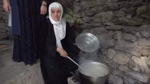 Türkiye'de ilk iftar Hakkari'de yapıldı Türkiye'de ilk iftar Hakkari'de yapıldı