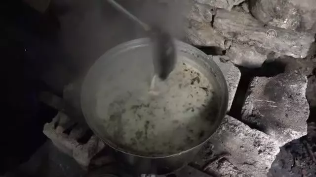 Türkiye'de ilk iftar Hakkari'de yapıldı Türkiye'de ilk iftar Hakkari'de yapıldı